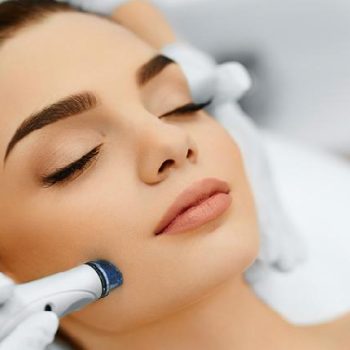 Paciente recibiendo Hydrafacial facial en clínica estética de Marbella